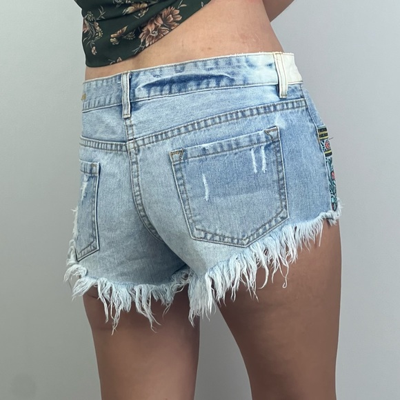 Billabong Denim Shorts Embroidered Floral Frayed Low Beach Festival Size 26 8 - Picture 3 of 15